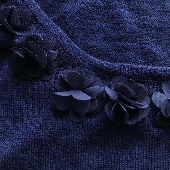 Cute Floral Sweater from Japan 💙🖤🌼🌼🌼 - Picture 5 of 5